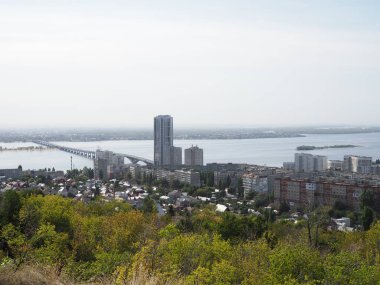 Volga Nehri 'nin Saratov ve Engels üzerinde köprü ve manzaralı güzel manzarası.