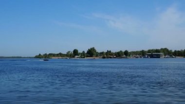 Nehirde ya da gölde bir tekne.