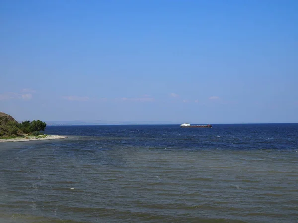 Horizon Nuances Bleues Navire Charge Contre Ciel Bleu Nuageux Mer — Photo