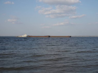 Serbest kargoyla birlikte nehirde çift itişli bir gemi..