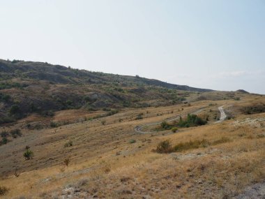 bozkırdaki tepelerin manzaralı güzel manzarası.