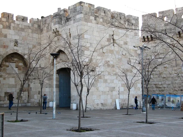 Старое каменное здание с открытыми воротами в центре Иерусаимы рано утром весной. — стоковое фото