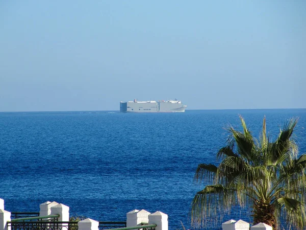 Uitzicht op een vreemd ongewoon schip vroeg in de ochtend vanaf de balcon. — Stockfoto