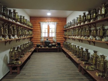 19. yüzyılın sonu, 20. yüzyılın başında müzedeki semaverlerin başlangıcı. Rusya, Saratov - Ocak 2016.