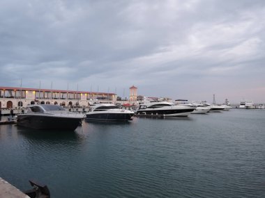 - Rusya. Sochi - Haziran 2016. Şafakta deniz istasyonunda. Yat parkı.