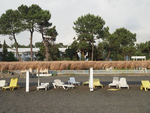 Sommer Sonne Einsamer Strand Der Küste Mit Liegestühlen Strand Meer — Stockfoto