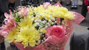 Güzel bir buket çiçek 1 Eylül 'de bir çocuk tarafından tutulur.