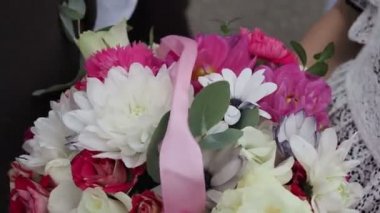 Güzel bir buket çiçek 1 Eylül 'de bir çocuk tarafından tutulur.