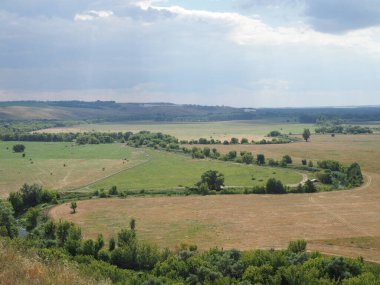 Steppe manzarası. Yalnız yeşil bitkiler. Bozkır ağaçsız. Bozkırda bir dağ geçidi. Hava fotoğrafı.