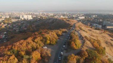 Sonbahar arabasının gökyüzü manzarası. Sonbahar ormanında hava manzaralı kır yolu. Orman ve otoban insansız hava aracı görüntüsü. Araba yolu orman manzaralı.
