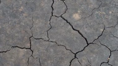 Pis, kuru bir çatlağın yüzeyi, yapısal arka plan için kavrulmuş toprak..