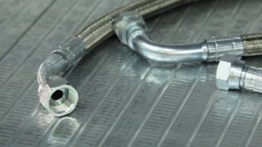 Yeni metal hortumlar örgülü. yüksek basınç hortumlar. Hidrolik metal hortum.