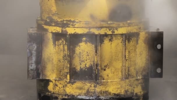 Миття високого тиску на заводі. працівник очищає двигун вантажівки. миття високого тиску . — стокове відео