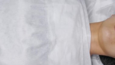 Co2 fraksiyonel lazer. Kozmetik prosedür. Bir lazer cilt tedavisi cilt bakımı Kliniği, kırışıklık, yara izi ve yüzünün cilde güneş hasarı için soyma tekniği olan kadın. Atış kaydırma.