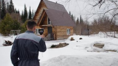 İşçi termal görüntüleyici evin bir denetim yapar. Isı kayıplarını aramak için. Isı kayıplarına karşı mücadele edin. Enerji tasarrufu.