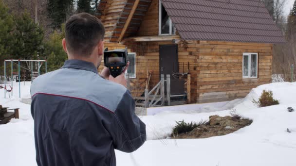 L'operaio effettua un'ispezione della casa la termocamera. Per cercare perdite di calore. Lotta contro le perdite di calore. Risparmio energetico . — Video Stock