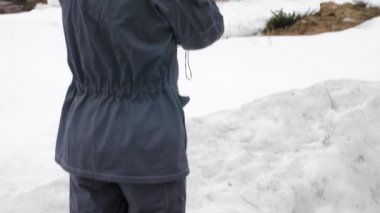 İşçi termal görüntüleyici evin bir denetim yapar. Isı kayıplarını aramak için. Isı kayıplarına karşı mücadele edin. Enerji tasarrufu.