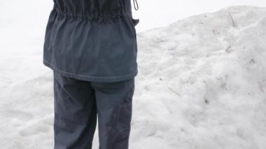 İşçi termal görüntüleyici evin bir denetim yapar. Isı kayıplarını aramak için. Isı kayıplarına karşı mücadele edin. Enerji tasarrufu.
