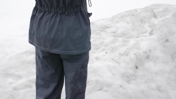 El trabajador realiza una inspección de la casa el visualizador térmico. Para buscar pérdidas de calor. Lucha contra las pérdidas de calor. Ahorro energético . — Vídeos de Stock