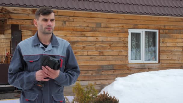 Portret van de werknemer van het huis dat een inspectie door de Warmtebeeldcamera uit te voeren. Om warmteverlies te zoeken. Strijd tegen warmteverliezen. Energiebesparing. — Stockvideo