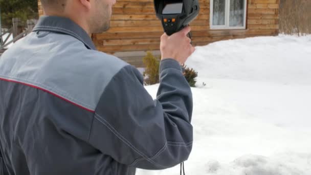 De werknemer voert een inspectie van het huis de thermische imager. Om warmteverlies te zoeken. Strijd tegen warmteverliezen. Energiebesparing. — Stockvideo