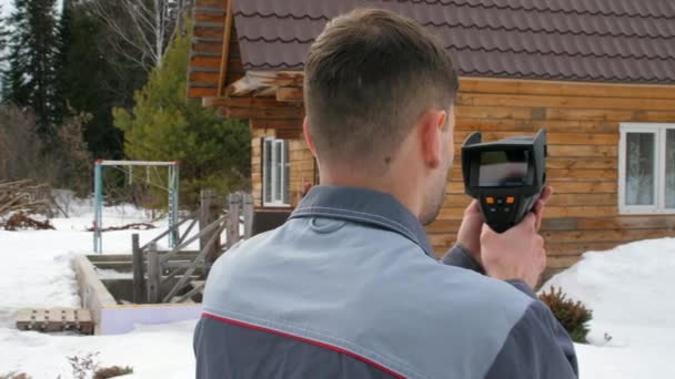 The worker carries out an inspection of the house the thermal imager. To look for losses of heat. Fight against heatlosses. Energy saving. — Stock Video