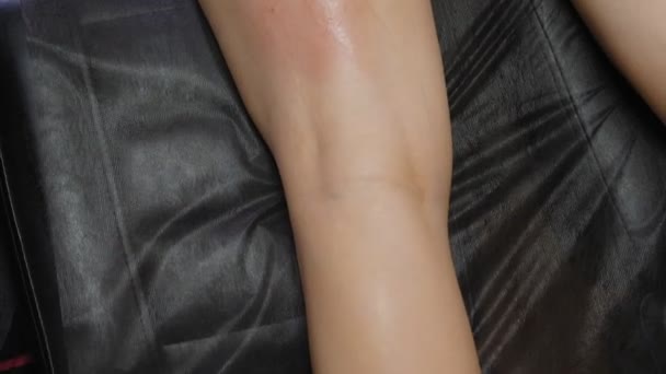 Hubená žena dostává vakuovou masáž nohou a zadku s nástrojem na LPG, zatímco leží v lázeňském salónu. Kosmetologická procedura nádherné postavy mladé ženy. 4k — Stock video