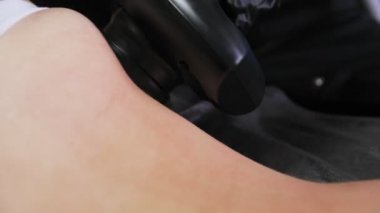 İnce kadın spa salonunda yatarken lpg aleti ile sırt ve yanlar vakum masajı alıyor. Genç kadının güzel bir figür kozmetoloji prosedürü. 4k