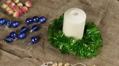 Bir Noel kompozisyonu oluşturuyor. Noel kompozisyonunun öğeleri çuvalda yatıyor. Dekorasyon için hazırlık. Sağdan sola kamera hareketi, yakın.