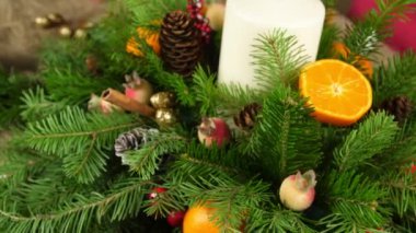 Bir masa Noel kompozisyon oluşturulması. Kadın elleri Noel ağacı dalları kompozisyon süsleyin. Yeni yıl Floristics. Yakın çekim