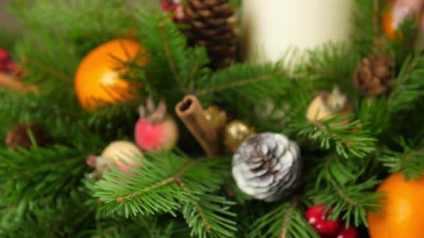 クリスマス構成クローズアップの要素。フォーカスの外からフォーカスへの移行。クリスマスキャンドルテーブルの中心のための美しい、明るいクリスマスの構成. — ストック動画