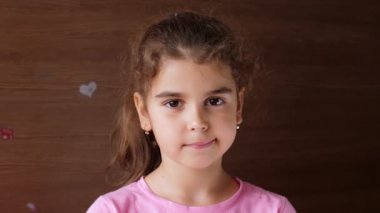 Kız çocuğu düşen dişin avucuna tükürür. İlk kaybedilen süt dişleri.