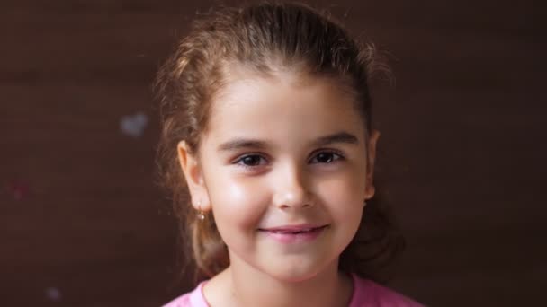 Portret van een klein meisje met een tandeloze glimlach. Het kind lacht hard. Toon geen tanden. — Stockvideo