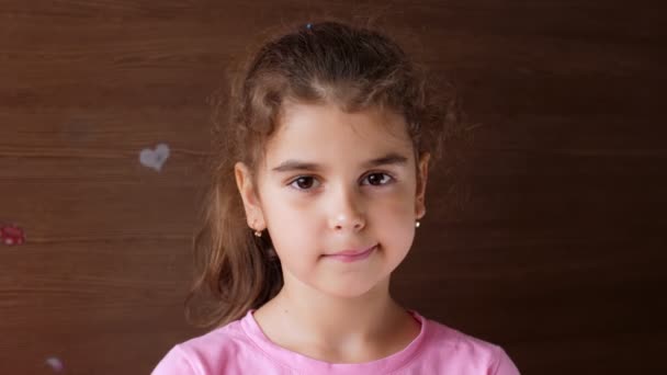 少女の子供は倒れた歯の掌の上に座っている。最初に失われた乳歯. — ストック動画
