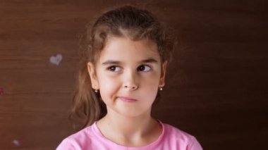 Kız çocuğu düşen dişin avucuna tükürür. İlk kaybedilen süt dişleri.