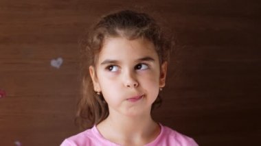 Kız çocuğu düşen dişin avucuna tükürür. İlk kaybedilen süt dişleri.