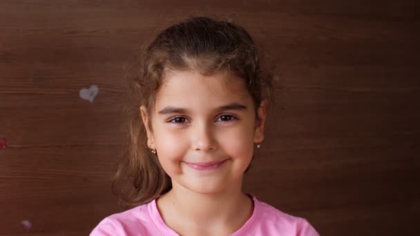 Flickan barnet spottar på handflatan av den fallna tanden och visar ett tandlöst leende. Första förlorade mjölktänder. — Stockvideo
