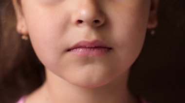 Bebek dişleri. Ağzını açıp kapayarak dişlerini kırıyor. Kök dişi kesiyorum. Kız ön dişlerini göstermiyor. Kapat.