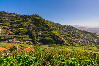 Funchal yakınlarındaki Camara de Lobos kasabasının görünümü, Madeira, Portekiz