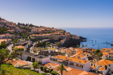 Funchal yakınlarındaki Camara de Lobos kasabasının görünümü, Madeira, Portekiz