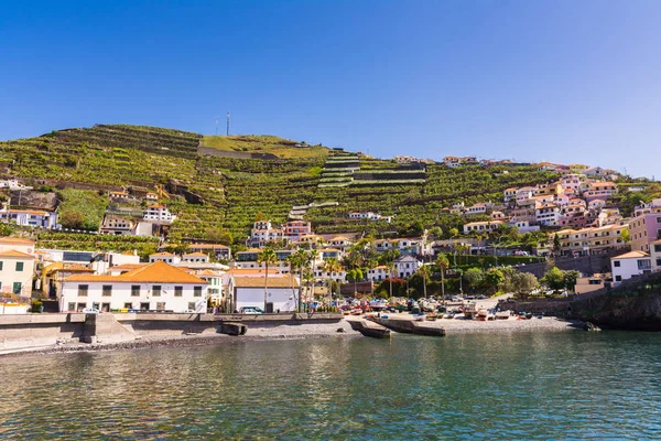 Funchal yakınlarındaki Camara de Lobos kasabasının görünümü, Madeira, Portekiz
