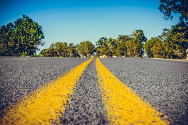 Ünlü milli parklar için bir yol gezisi sırasında Klasik Amerikan güneybatı yolu