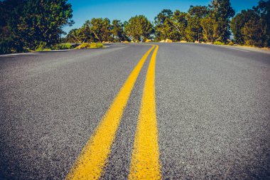 Ünlü milli parklar için bir yol gezisi sırasında Klasik Amerikan güneybatı yolu