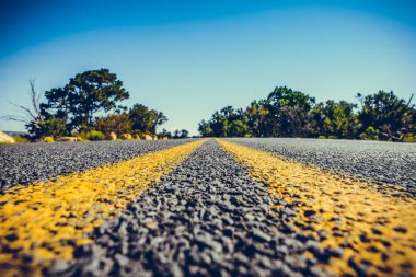 Ünlü milli parklar için bir yol gezisi sırasında Klasik Amerikan güneybatı yolu