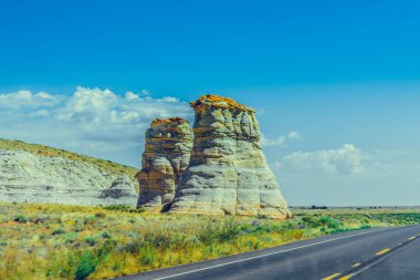 Ünlü milli parklar için bir yol gezisi sırasında Klasik Amerikan güneybatı yolu