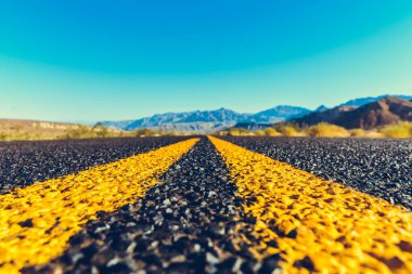 Ünlü milli parklar için bir yol gezisi sırasında Klasik Amerikan güneybatı yolu
