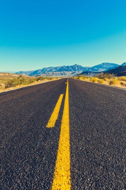 Ünlü milli parklar için bir yol gezisi sırasında Klasik Amerikan güneybatı yolu