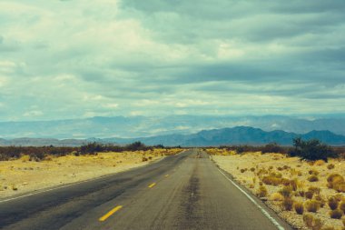 Ünlü milli parklar için bir yol gezisi sırasında Klasik Amerikan güneybatı yolu