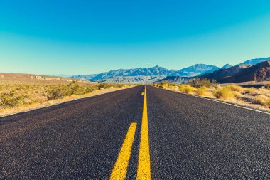 Ünlü milli parklar için bir yol gezisi sırasında Klasik Amerikan güneybatı yolu