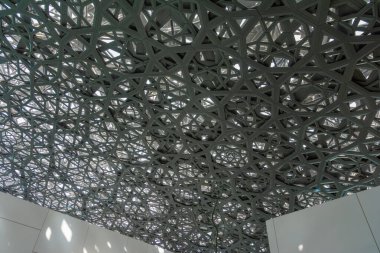 Abu Dabi, Birleşik Arap Emirlikleri, 23 Ocak 2020: Louvre Abu Dabi 'nin çatısı, Abu Dabi' nin yeni bir simgesi.